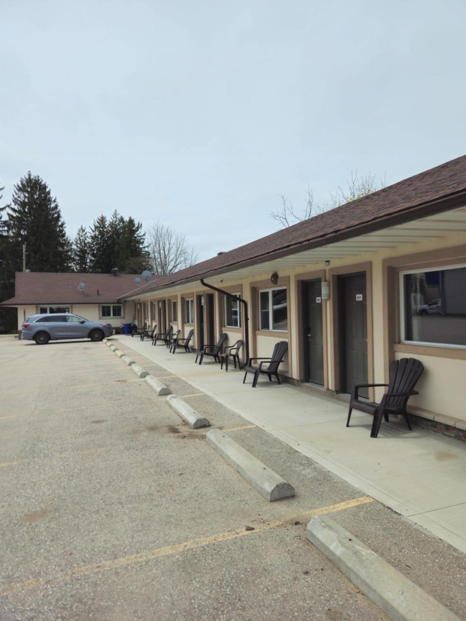 森林广场汽车旅馆 Mount Forest 外观 照片